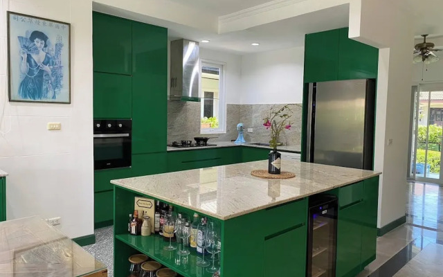 Hidden Villa Oasis Private Pool 2km to Beach&mall