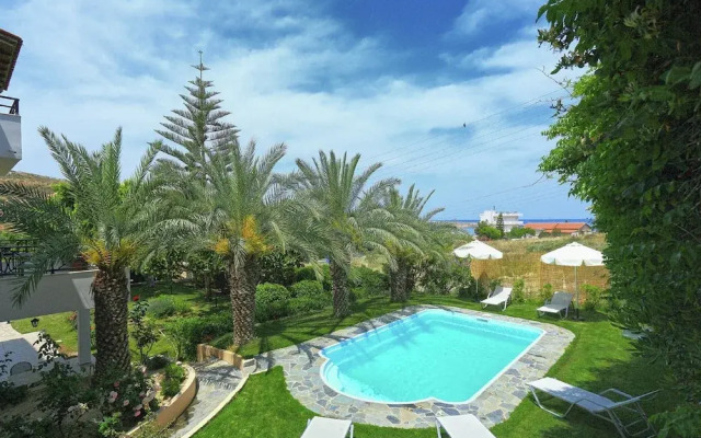 Fantastic Holiday Home in Karteros With Pool