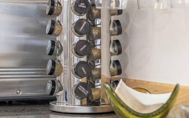 Rhodie House 3 Bedroom Home by NW Comfy Cabins by RedAwning