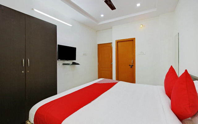 OYO 30151 Golden Hive