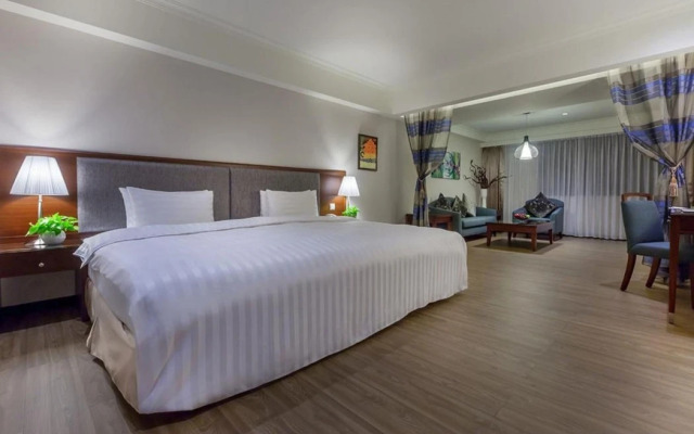 Hotel June