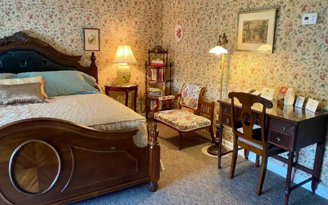 The Cypress Inn Bed & Breakfast