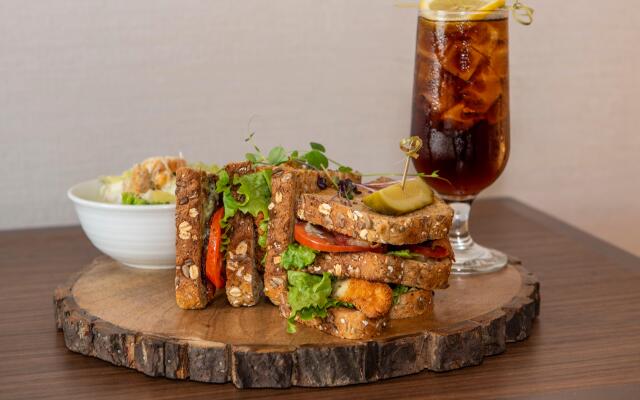 Holiday Inn Winnipeg South by IHG