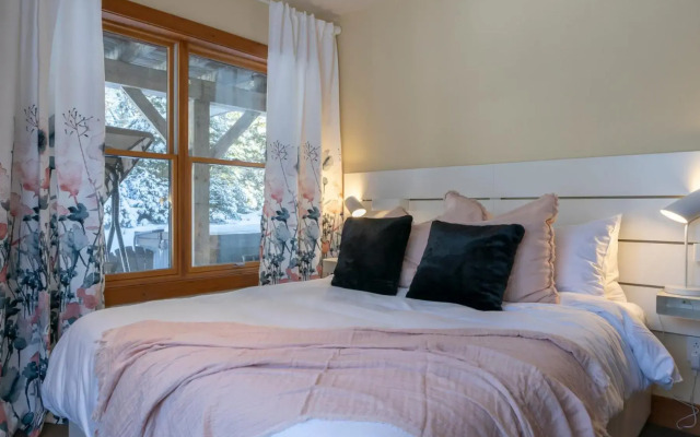 4-Bedroom Chalet Fraternite in Lac-Superieur Tremblant