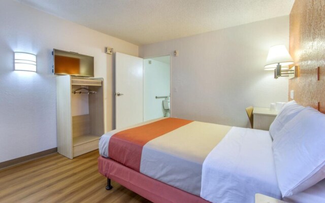 Motel 6 Phoenix - Northern Avenue