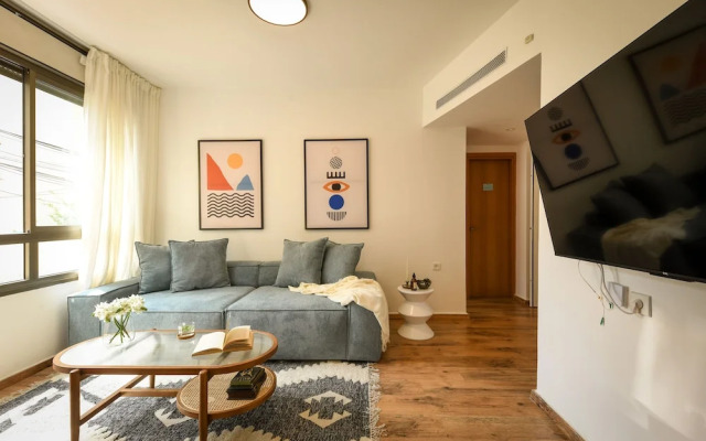 Pet-friendly 2BR Apt & Kitchen