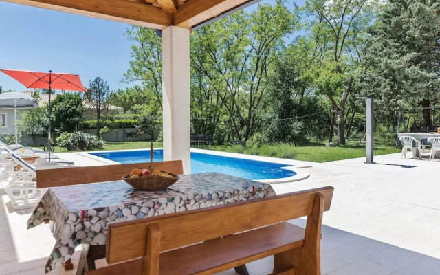 Large Holiday Home With Swimming Pool