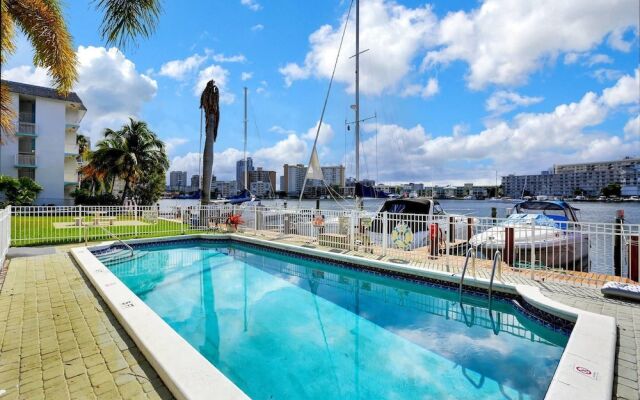 Stylish & Unique 1 BR Designer Waterview APT