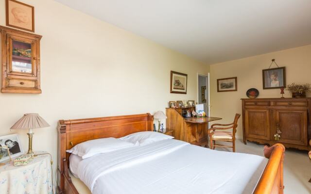 By the Theatre de Paris