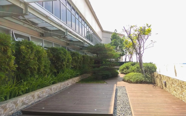 Spacious Studio Apartment @ Azalea Suites