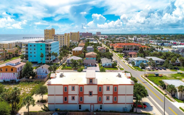Penthouse Luxury - Exquisite Oceanside Condo