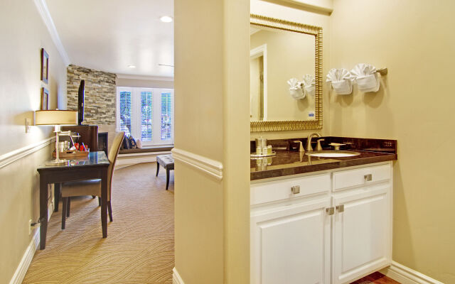 Carriage House Inn