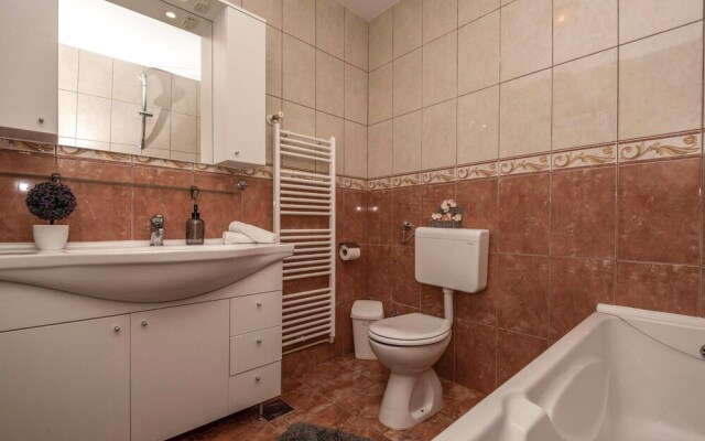Beautiful Apartment in Makarska With Jacuzzi, Wifi and 3 Bedrooms