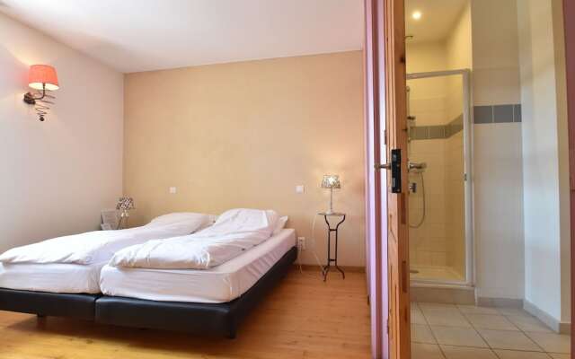 Spacious Mansion in Vinzelles with Swimming Pool
