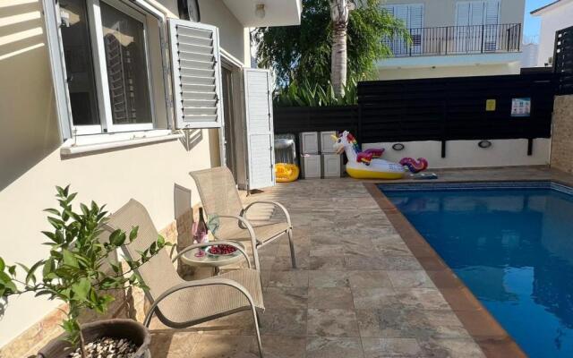 3bdr villa-pool/700m from a blue flag beach!