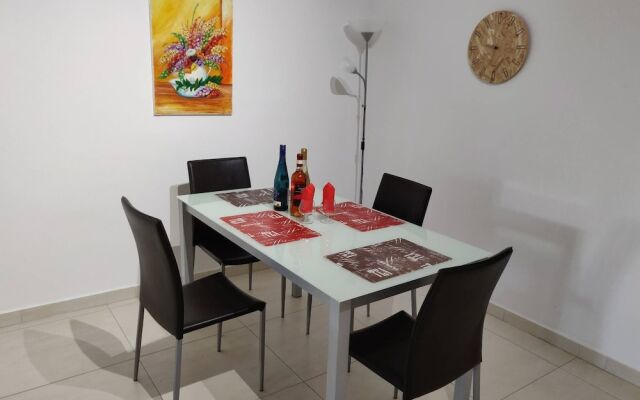 Spacious Apartment 5 Minutes Walk From The Beach