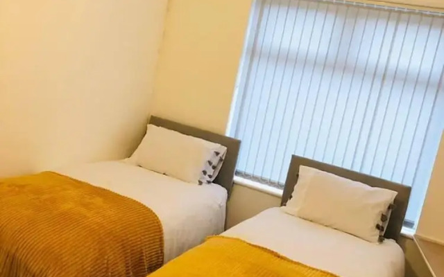 4 Bedroom Lovely Home in Loughborough Town & Uni