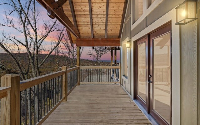 Smokey Treats 5 Bedroom Cabin by RedAwning