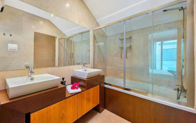 Beautiful Town Centre Apartment with Shared Pool