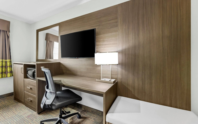 Super 8 by Wyndham Saskatoon Near Saskatoon Airport