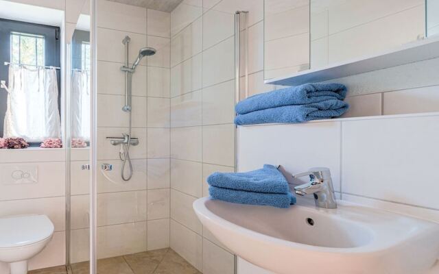 Spacious Apartment near Lake in Guntersberge