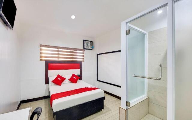 895 Golden Majestic Pension Inn