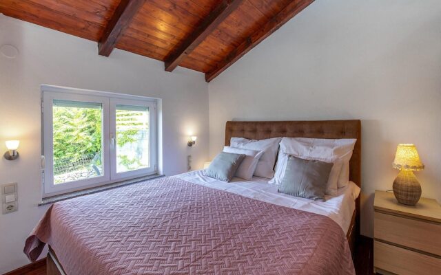 Beautiful Home in Crikvenica With Wifi, 2 Bedrooms and Jacuzzi