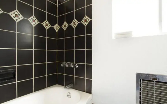#6 Sunny Flat 3BR Melrose Ave