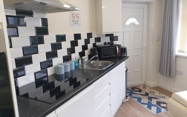 Modern 1 bed Apartment, 10 Mins to Leeds City Cent