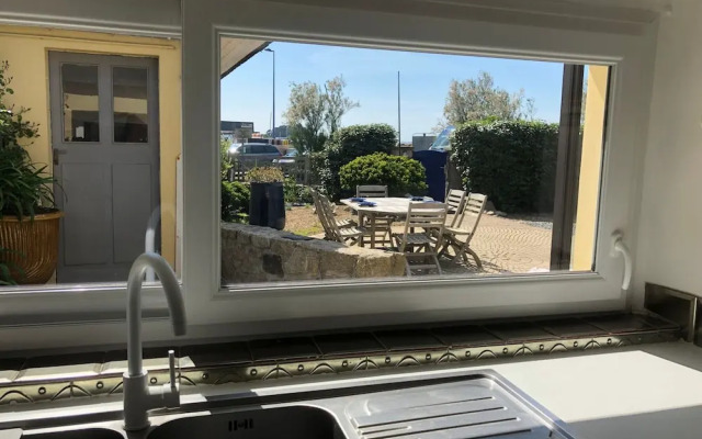 Charming Sea View Stay, 50m Close