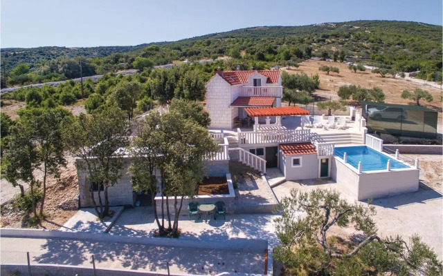 Three-Bedroom Holiday home with Sea View in Praznica