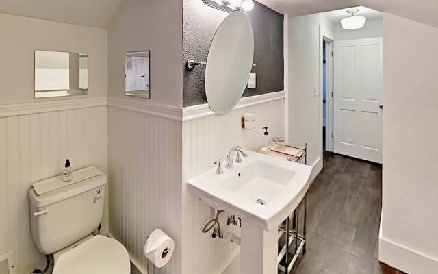 1302 N 49th St Apartment Upper Unit