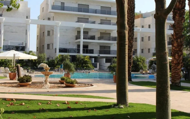 Pool side luxury suite at Royal Park-New Listing