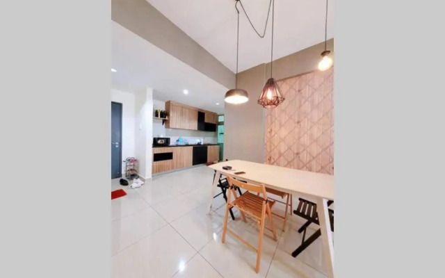 8pax Mount austin Midori Green homestay