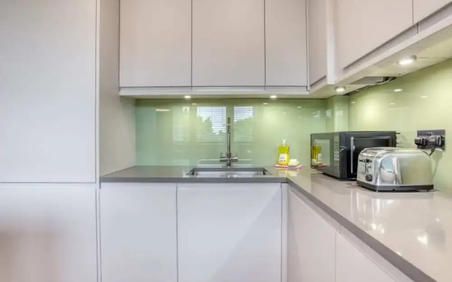Lovely 2bed 2bath W/balcony in London Bridge, London