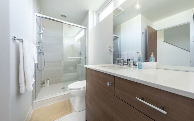 Hosteeva Modern Townhome w Rooftop