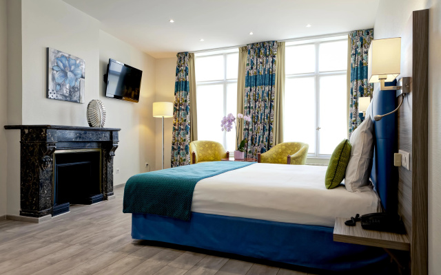 Le Phenix Hotel