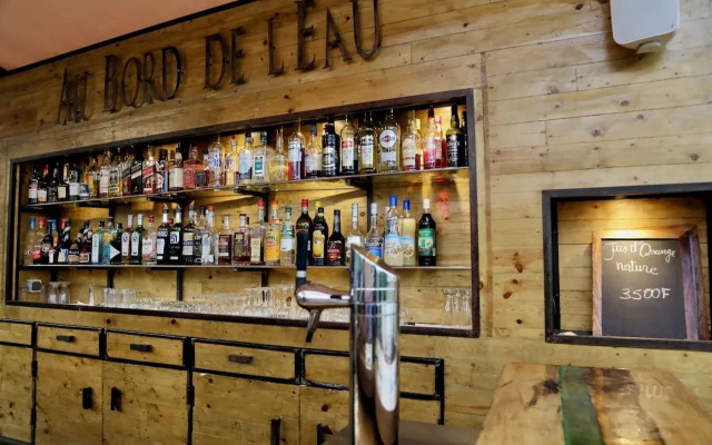 Au Bord De L'Eau