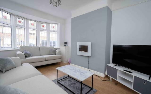 Modern 2-bed House Liverpool Close to Aintree Hosp