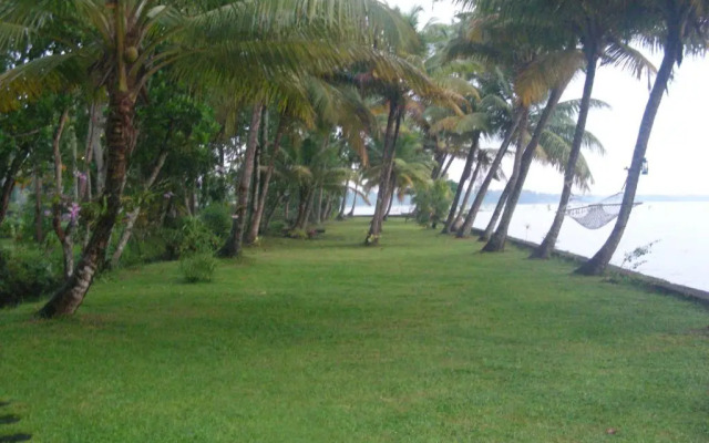 Vembanad House Boutique Back Water Homestay