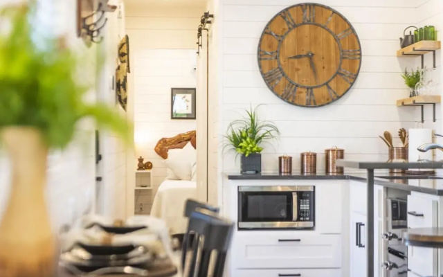 The Woods- Container Tiny House 12 min to Magnolia Baylor Downtown