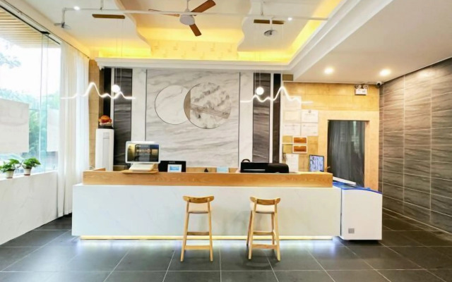 Xinyueju Hotel (Hainan Institute of Business and Technology Provincial Museum)