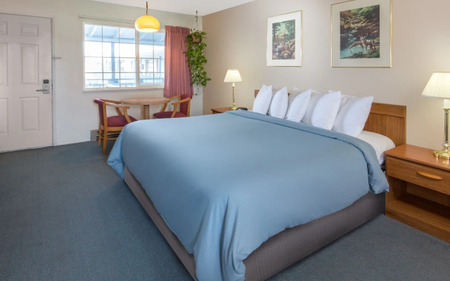 Redwood Inn