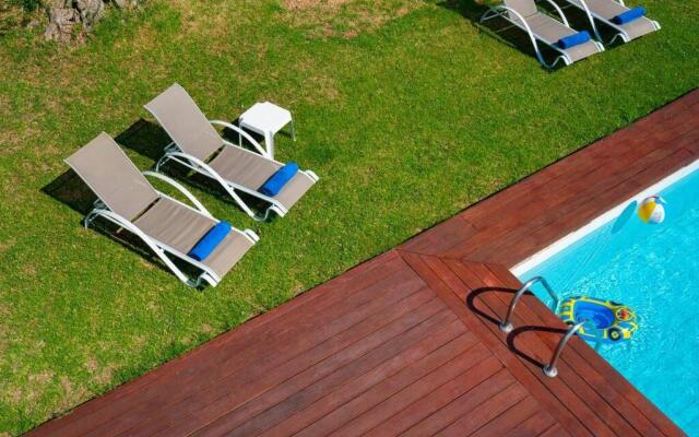 Beautiful 5bedroom villa big pool, close to beach!