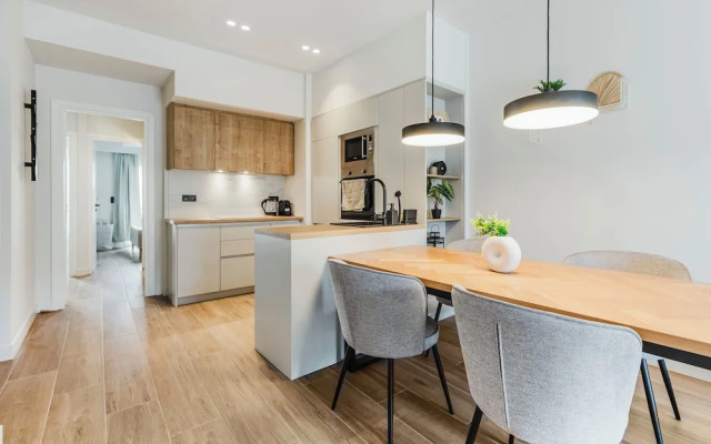 Bask - Chic 2 Bedroom Apt in Athens