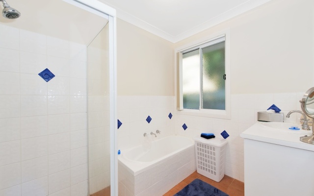 Nelson Street Pine Cottage 5A – Bathroom – Nelson Bay