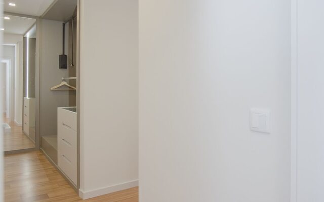 Liiiving -Luxury River View Apartment VI