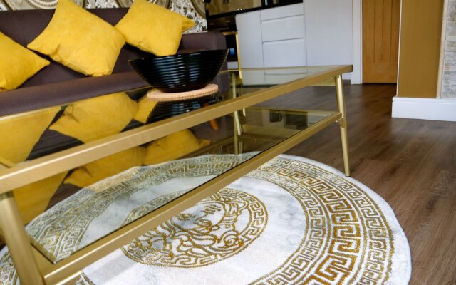 Ultra Deluxe Versace Apartment Near Sheffield