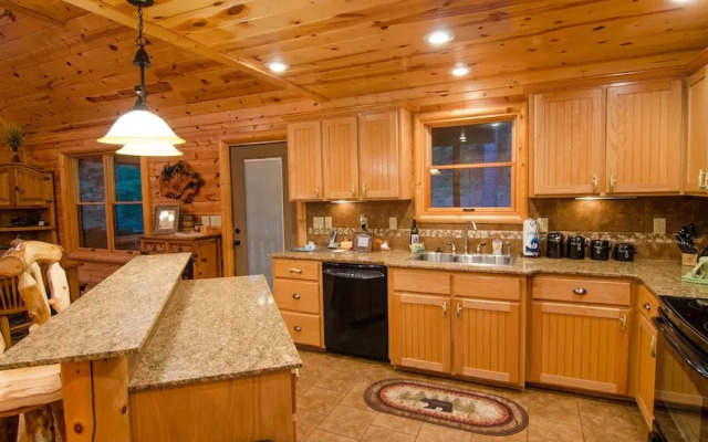 Denali Private Cabin Includes Xbox, Hot Tub, and Stone Pizza Oven by Redawning