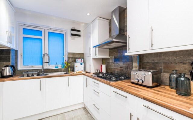 NEW Fantastic 4BD House Well Connected to City!